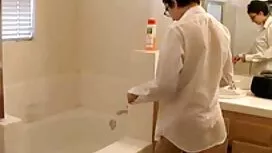 کودک زیبا با خودش یک ...