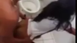 دختر به سختی تلاش می ...