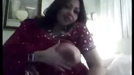 با انگشت شخص و گربه  ...