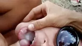 شخص انگشت خود را در  ...